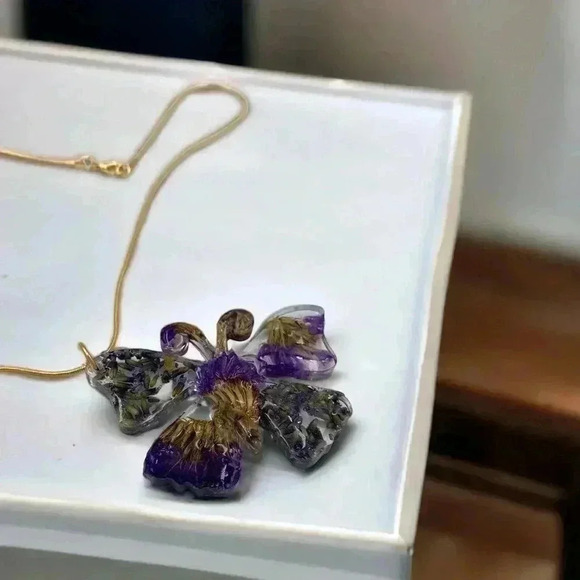 Bespoke Butterfly Forget-Me-Not Resin Statement Necklace Gold Plated Chain 20" - Picture 6 of 7